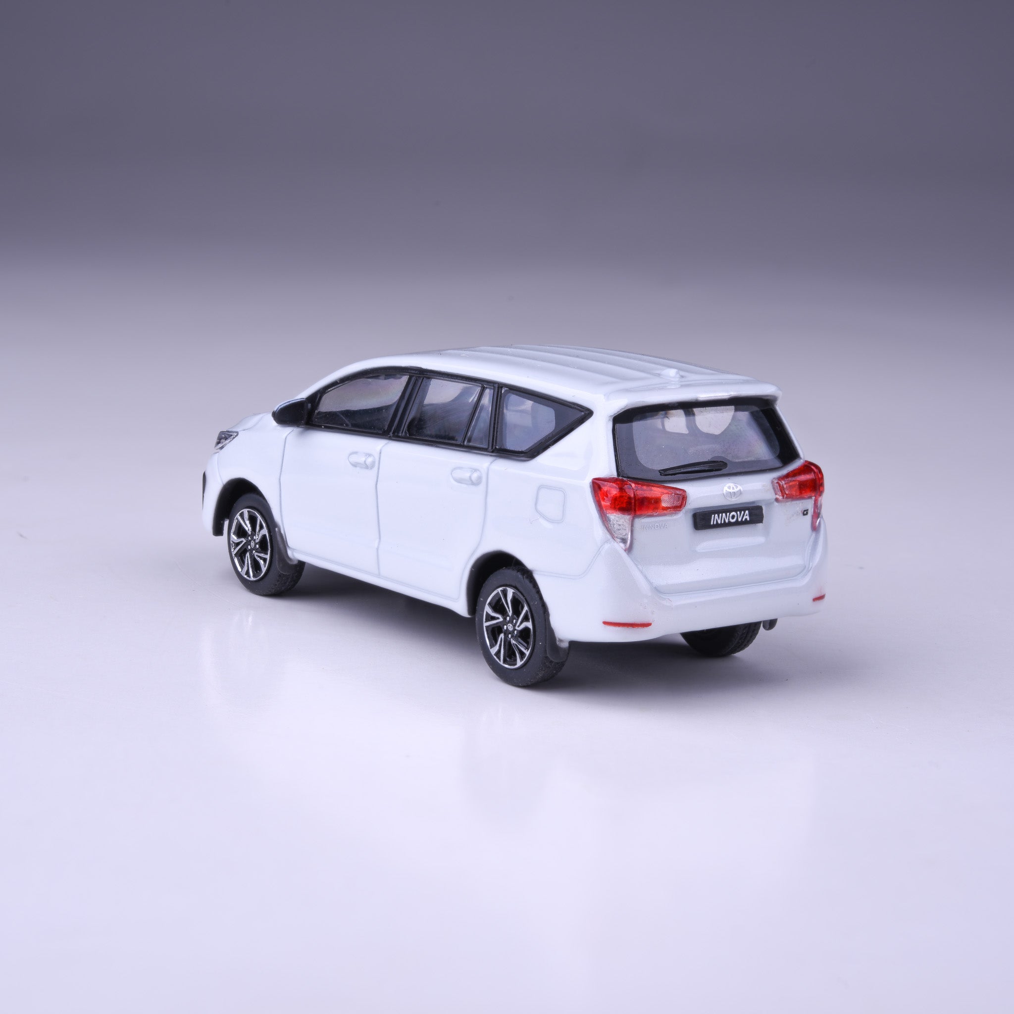 1:64 2022 Toyota Innova Attitude Black / Super White Pearl