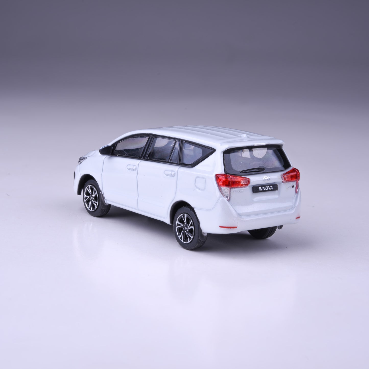 1:64 2022 Toyota Innova Attitude Black / Super White Pearl