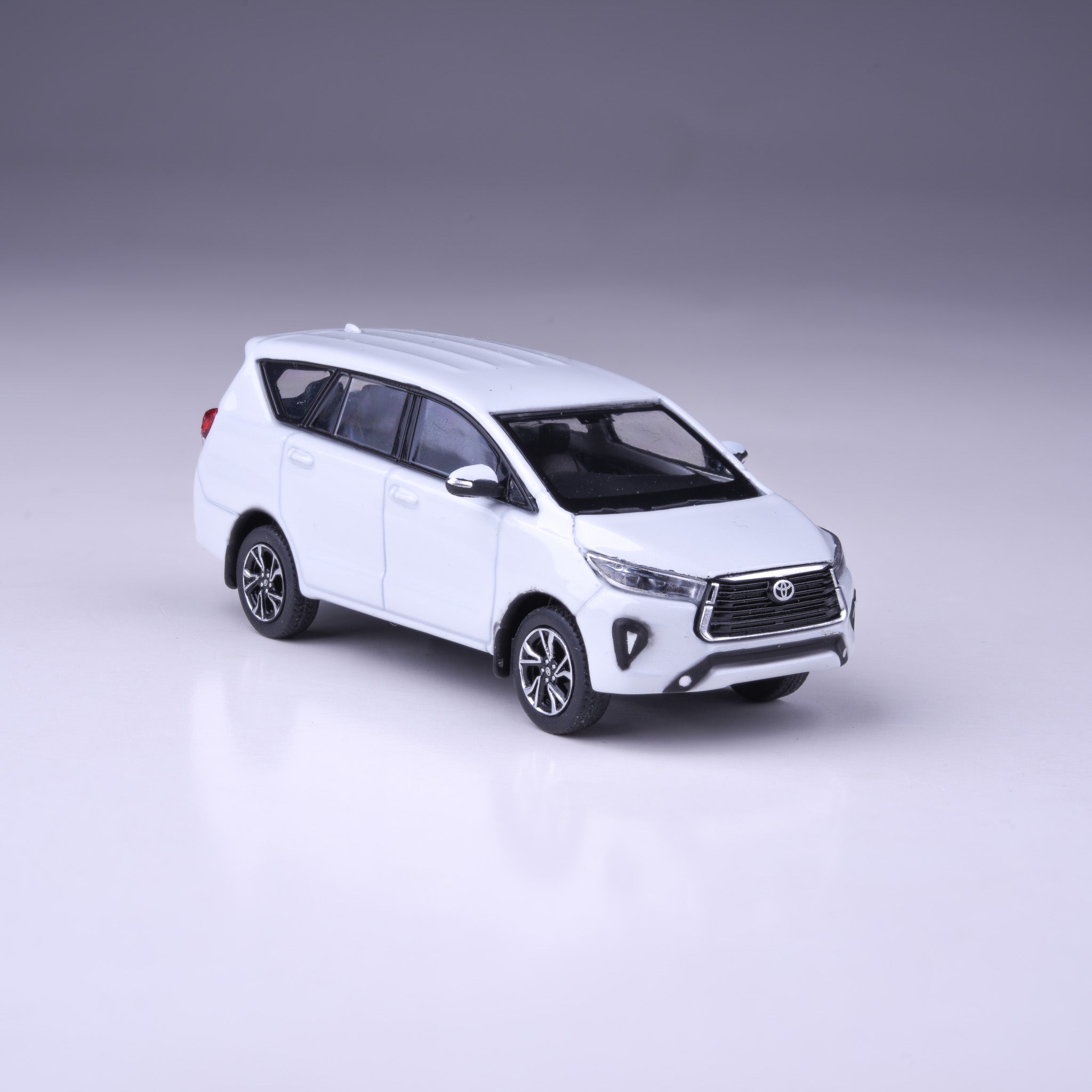 1:64 2022 Toyota Innova Attitude Black / Super White Pearl