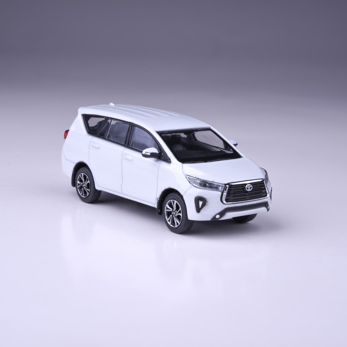1:64 2022 Toyota Innova Attitude Black / Super White Pearl
