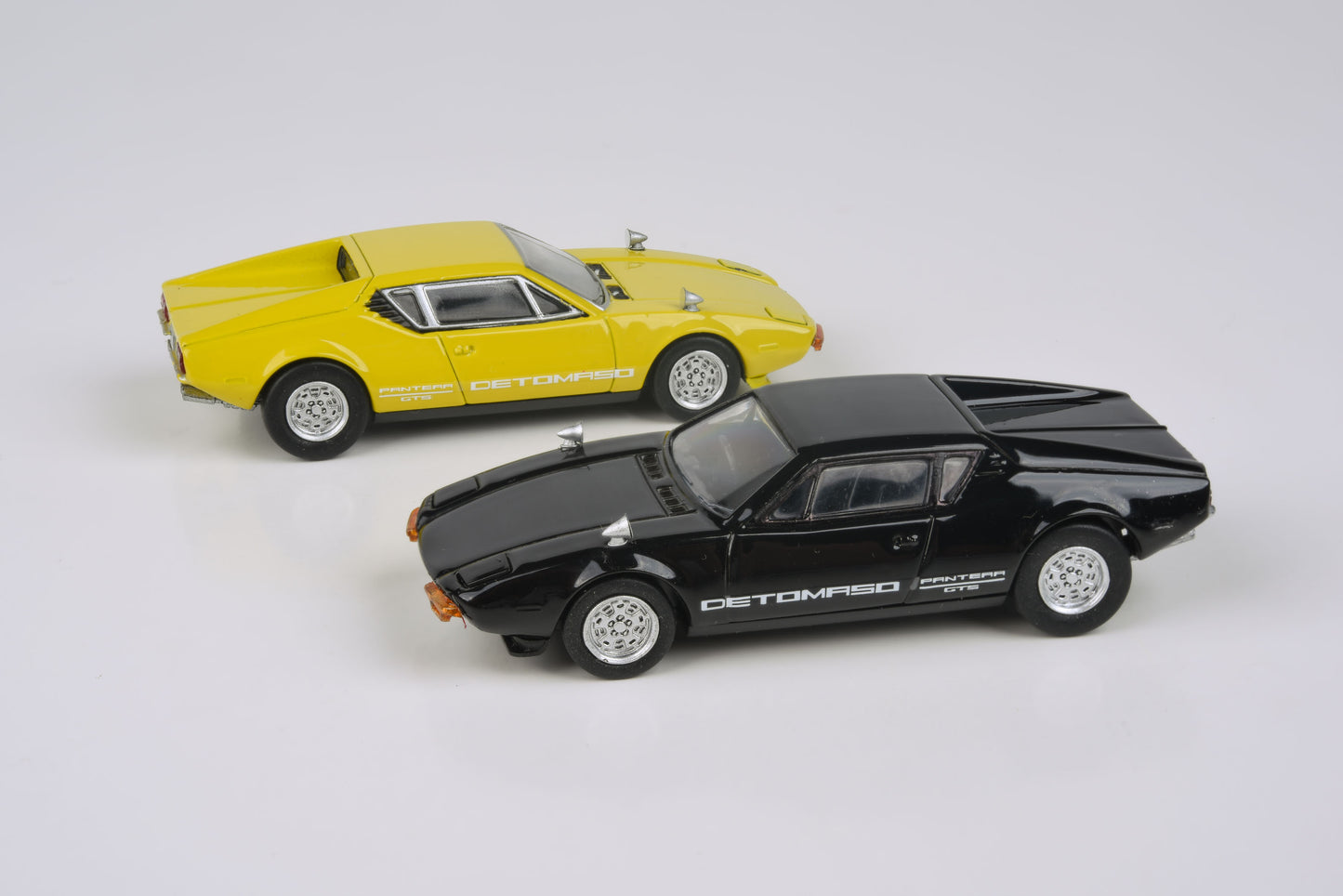 1:64 1972 De Tomaso Pantera Black / Yellow