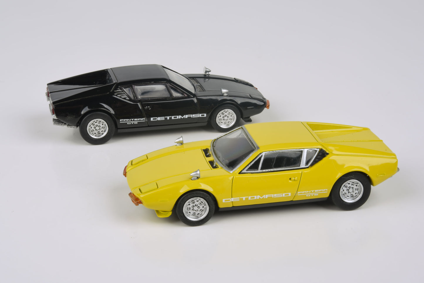 1:64 1972 De Tomaso Pantera Black / Yellow