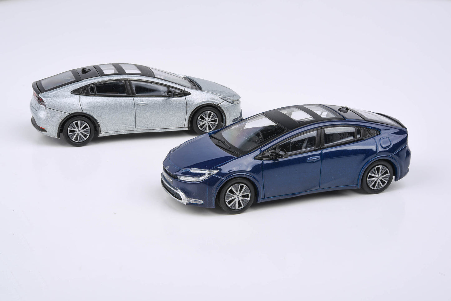 1:64 2023 Toyota Prius Cutting Edge Silver / Reservoir Blue