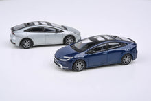 Load image into Gallery viewer, 1:64 2023 Toyota Prius Cutting Edge Silver / Reservoir Blue
