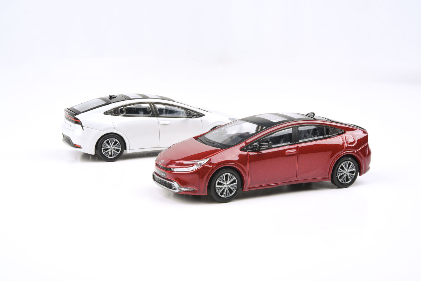 1:64 2023 Toyota Prius Supersonic Red / Wind Chill White