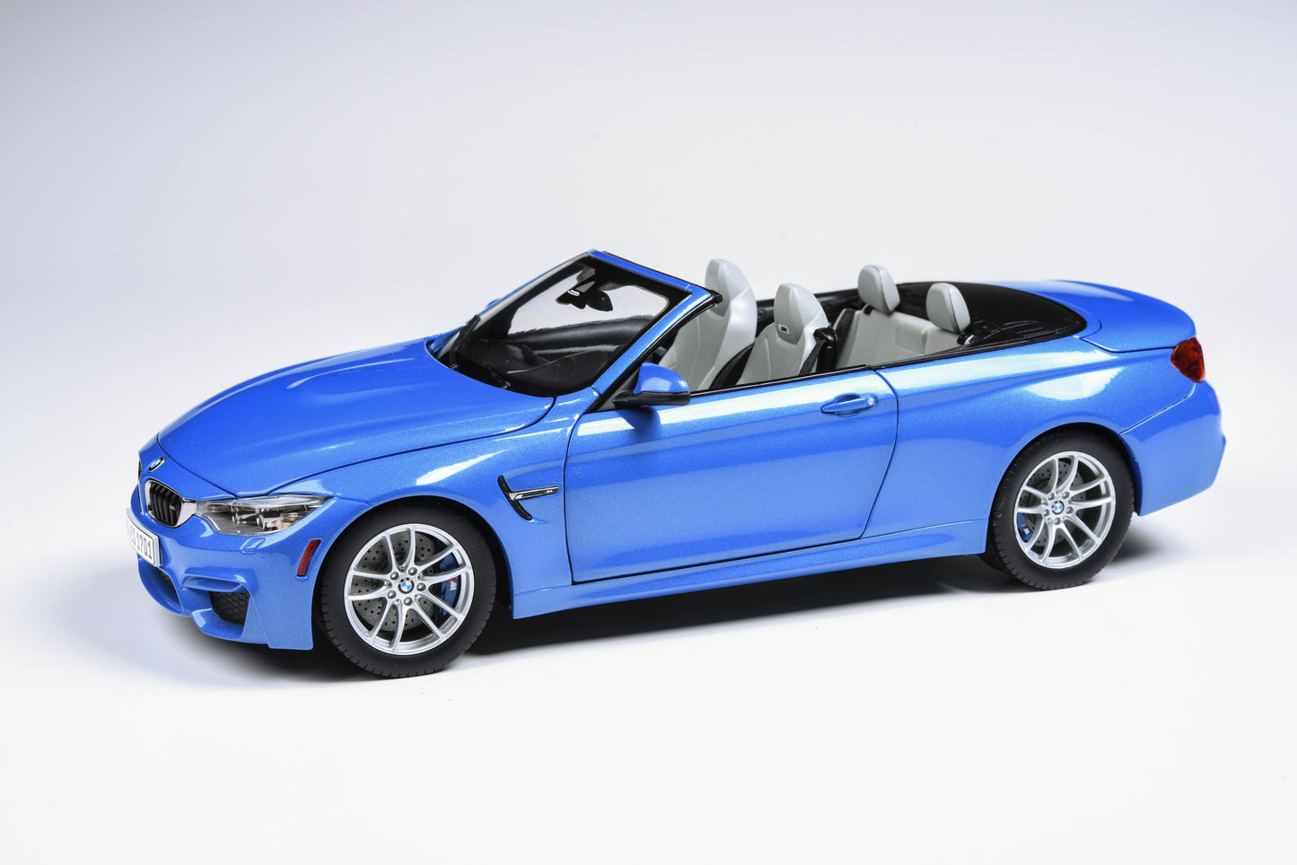 1:18 Scale M4 cabrio F83