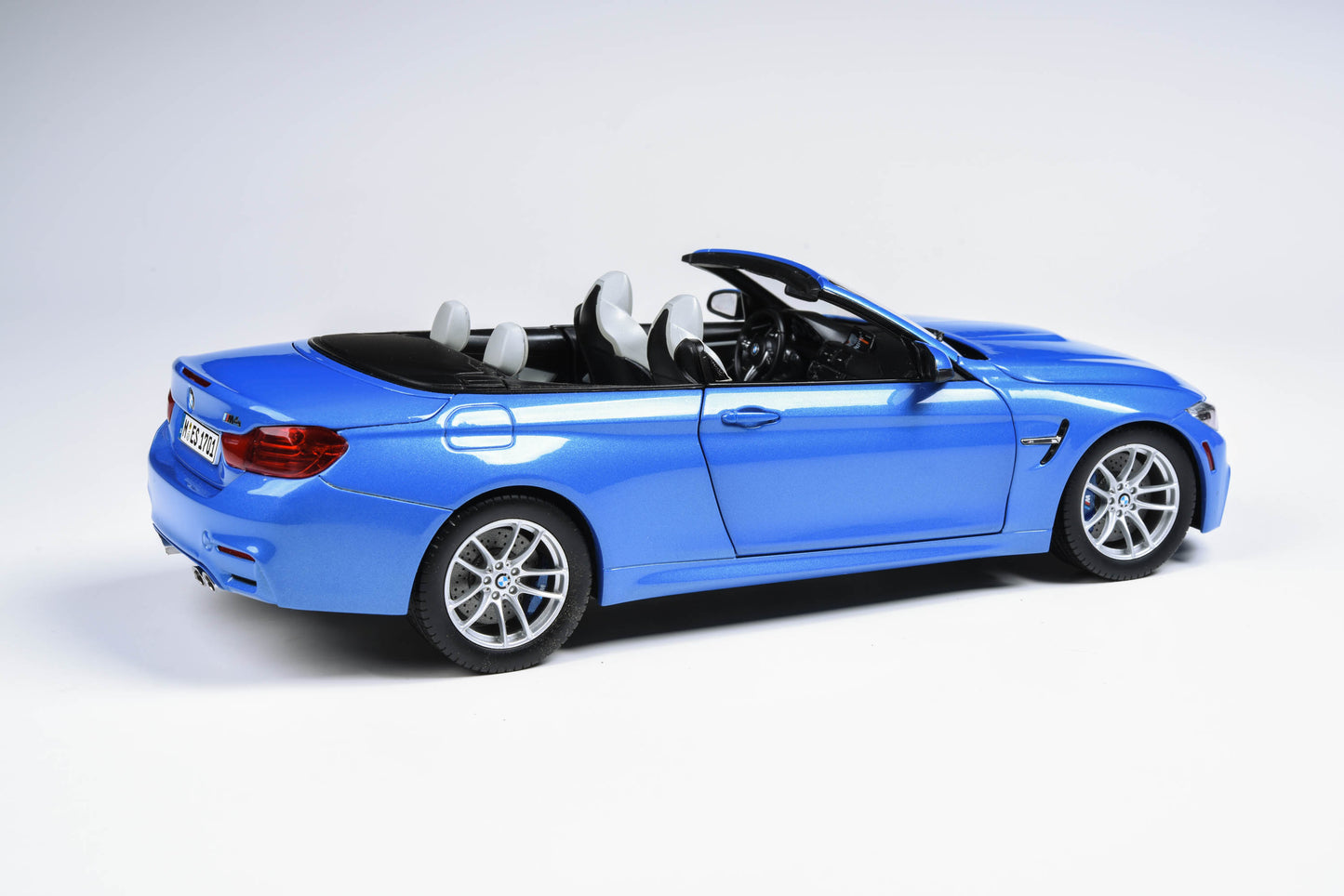 1:18 Scale M4 cabrio F83