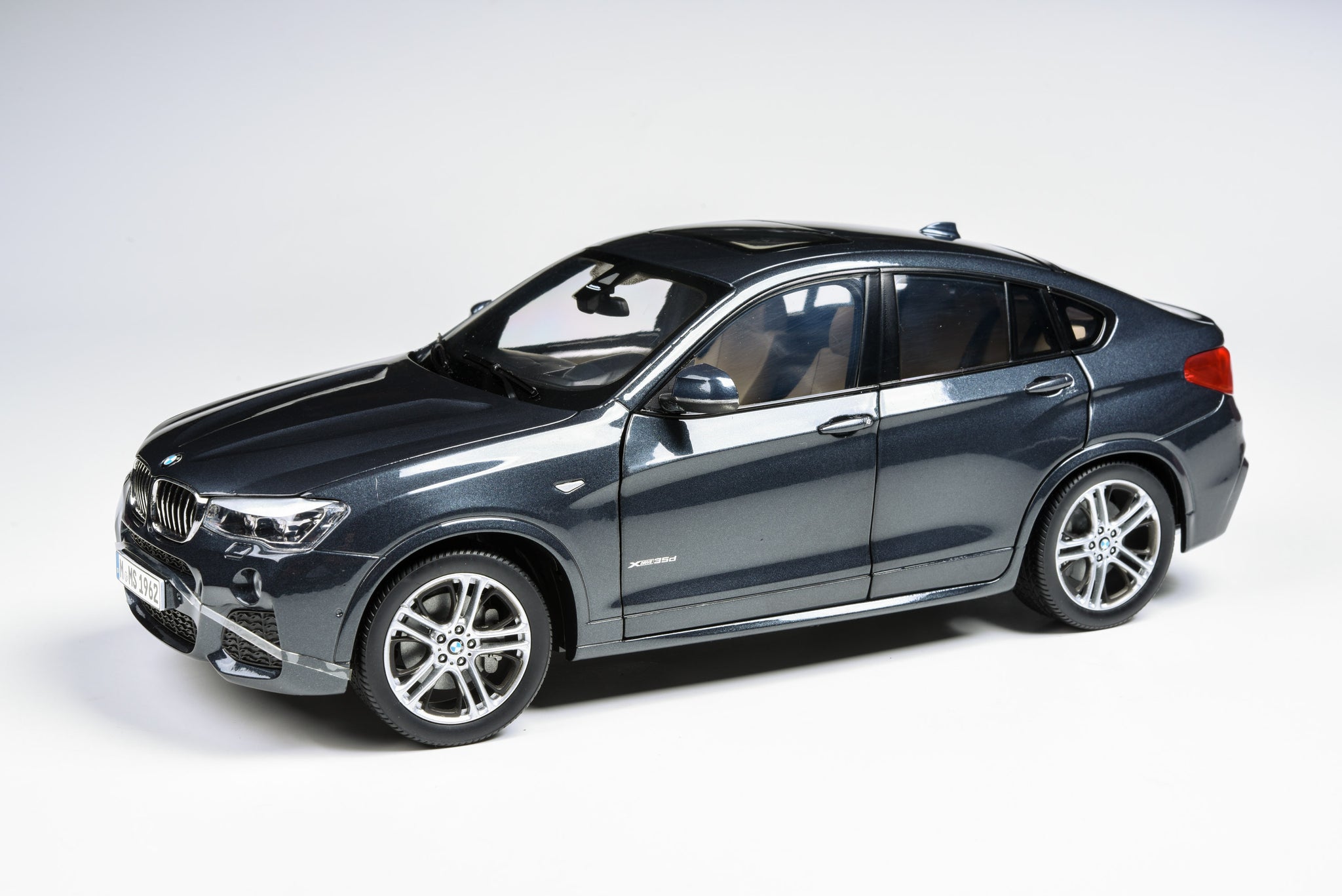 1:18 Scale BMW X4 F26 – paragonmodelstore