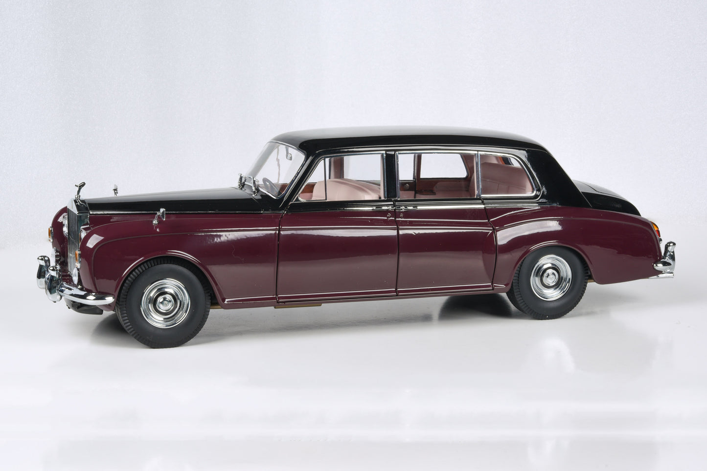 1:18 Scale 1965 Rolls Royce Phantom V Duotone