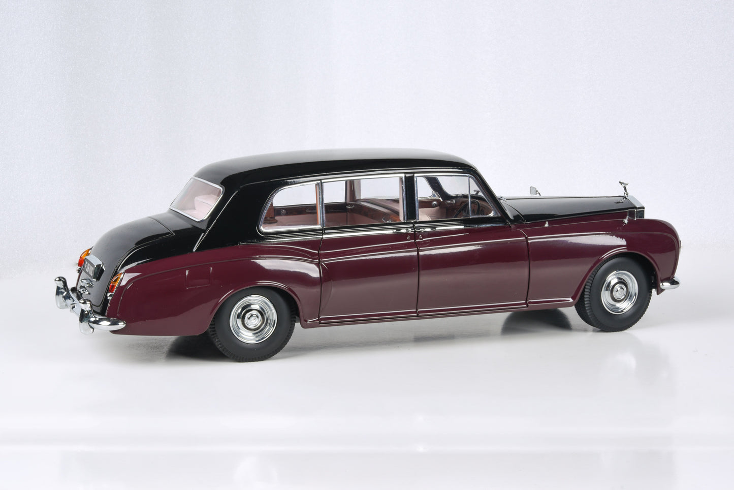 1:18 Scale 1965 Rolls Royce Phantom V Duotone