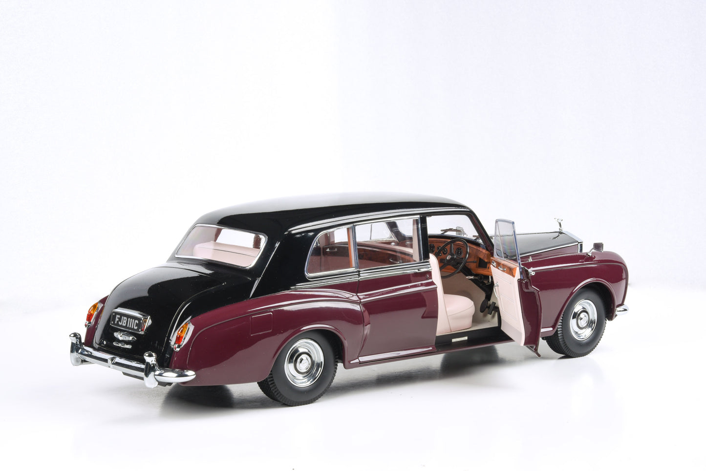 1:18 Scale 1965 Rolls Royce Phantom V Duotone