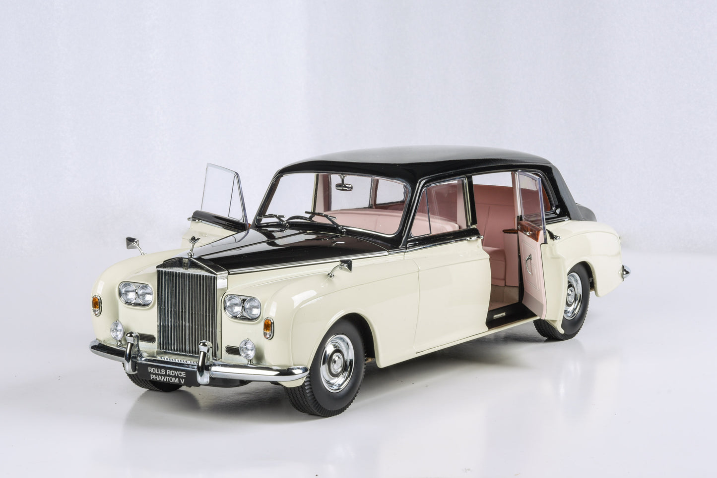 1:18 Scale 1965 Rolls Royce Phantom V Duotone