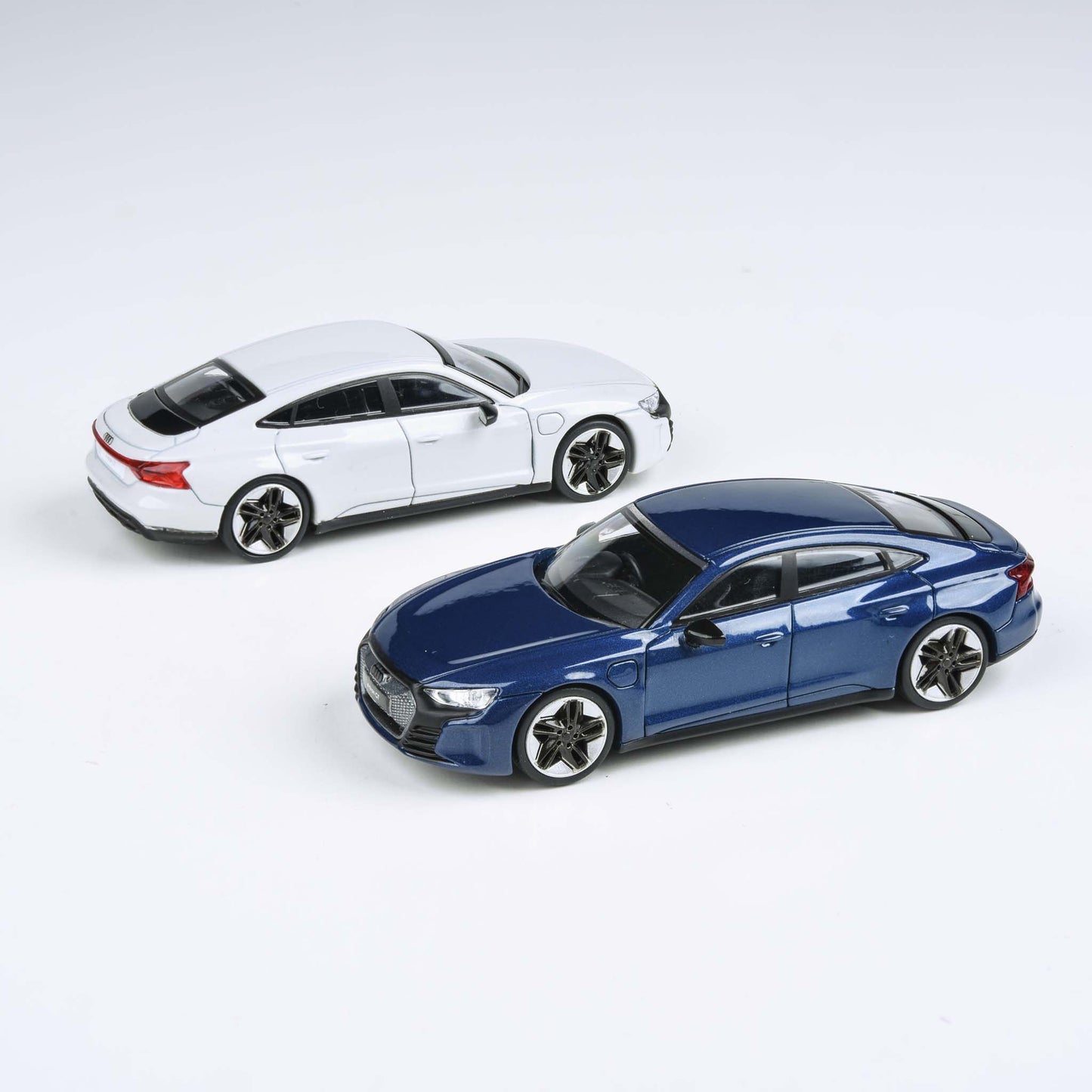 1:64 Audi e-tron GT RS Ascari Blue / Ibis White