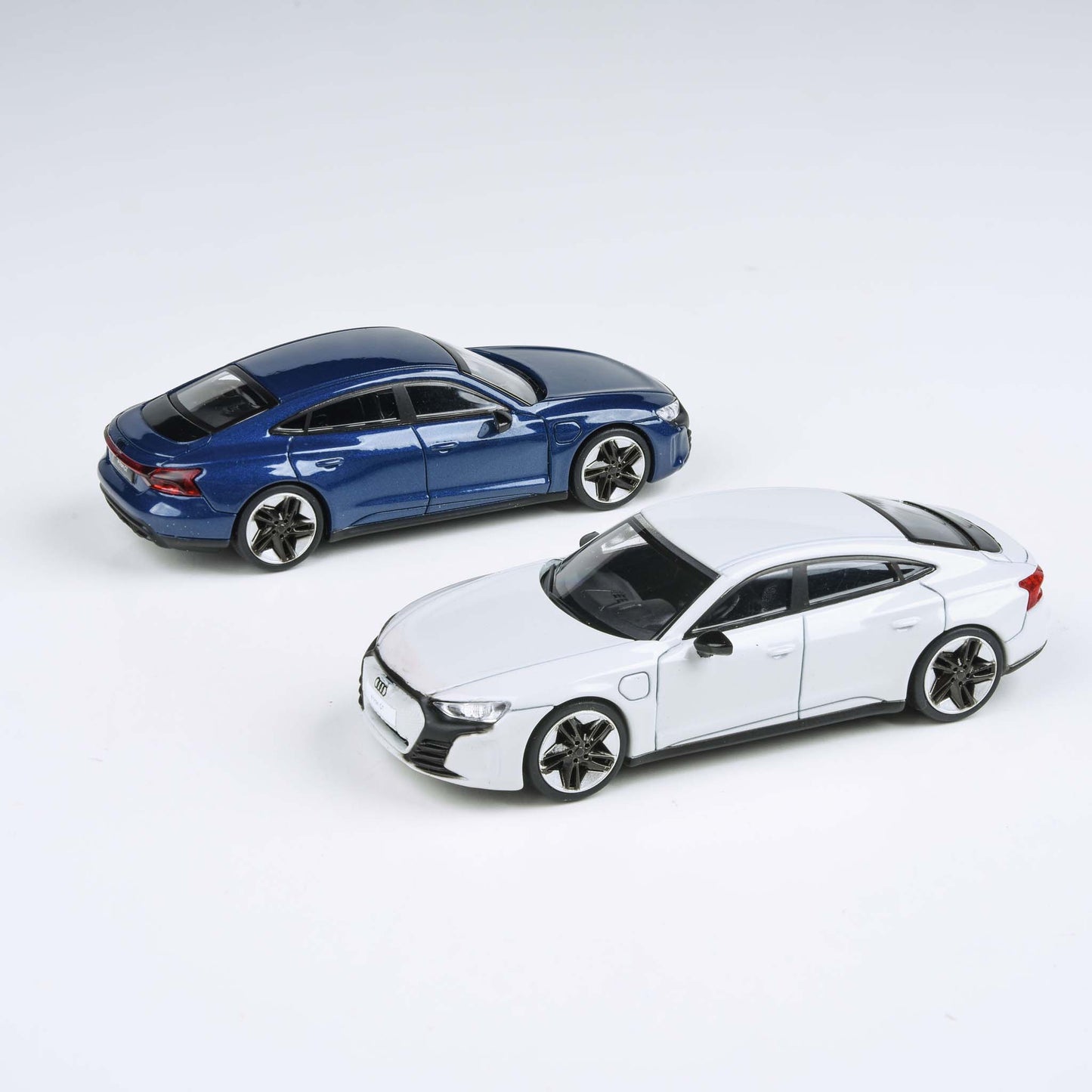 1:64 Audi e-tron GT RS Ascari Blue / Ibis White