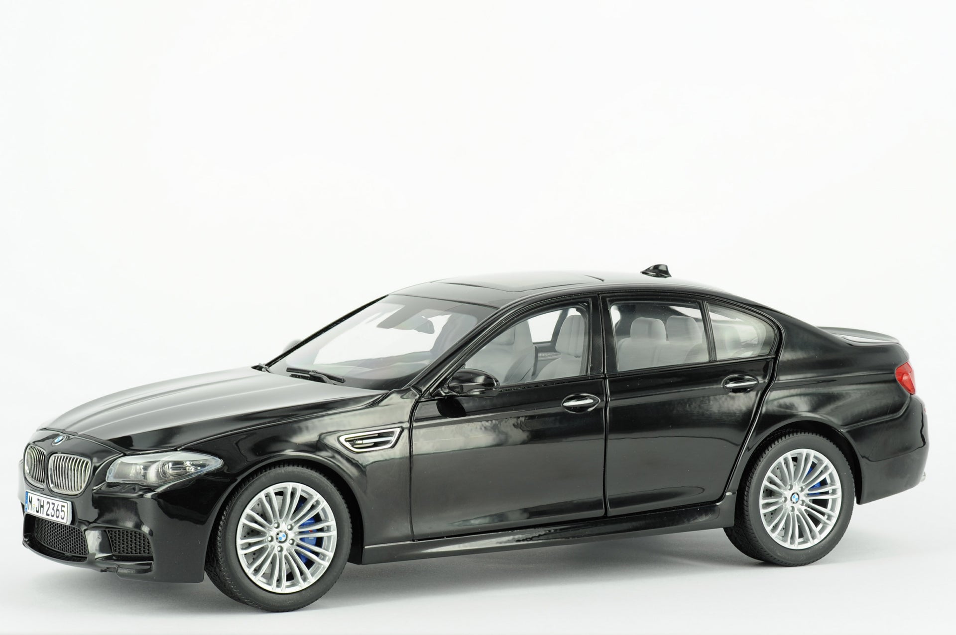 1:18 Scale BMW M5 F10 Sapphire Black - Main Image