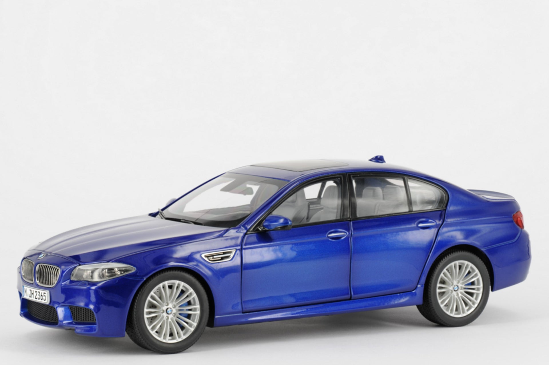 1:18 Scale BMW M5 F10 Montecarlo Blue