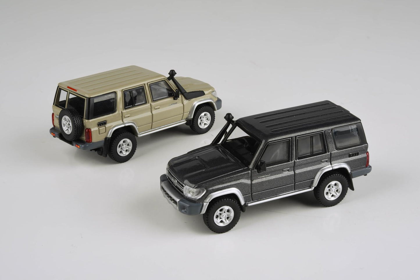 1:64 Toyota 2007 Land Cruiser 76 Graphite Grey / Sandy Taupe