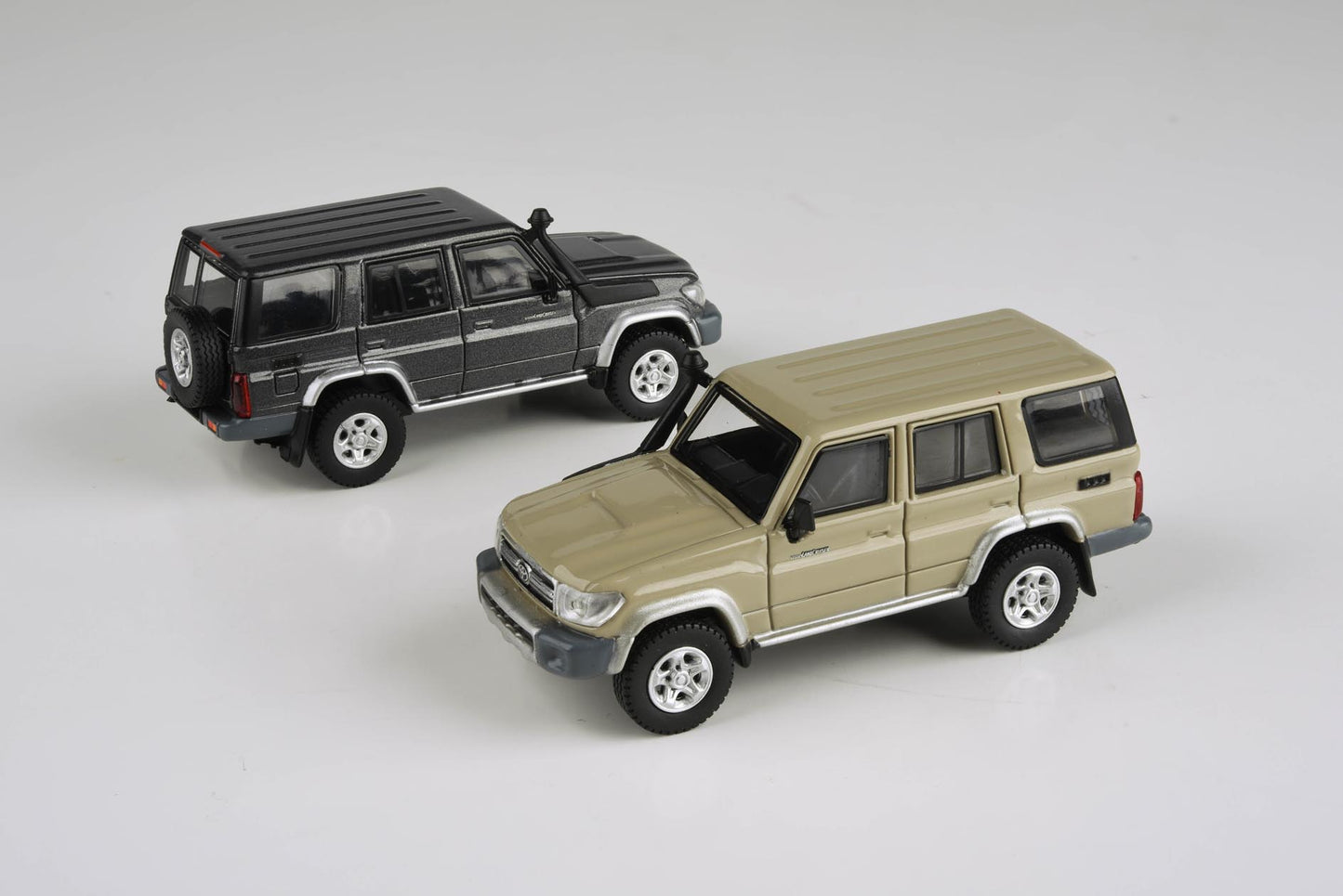 1:64 Toyota 2007 Land Cruiser 76 Graphite Grey / Sandy Taupe