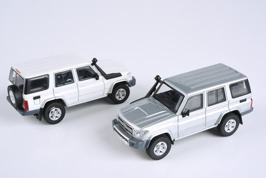 1:64 Toyota 2007 Land Cruiser 76 French Vanilla / Silver Pearl