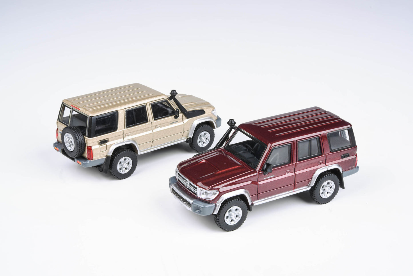 1:64 Toyota 2007 Land Cruiser 76 Merlot Red / Vintage Gold