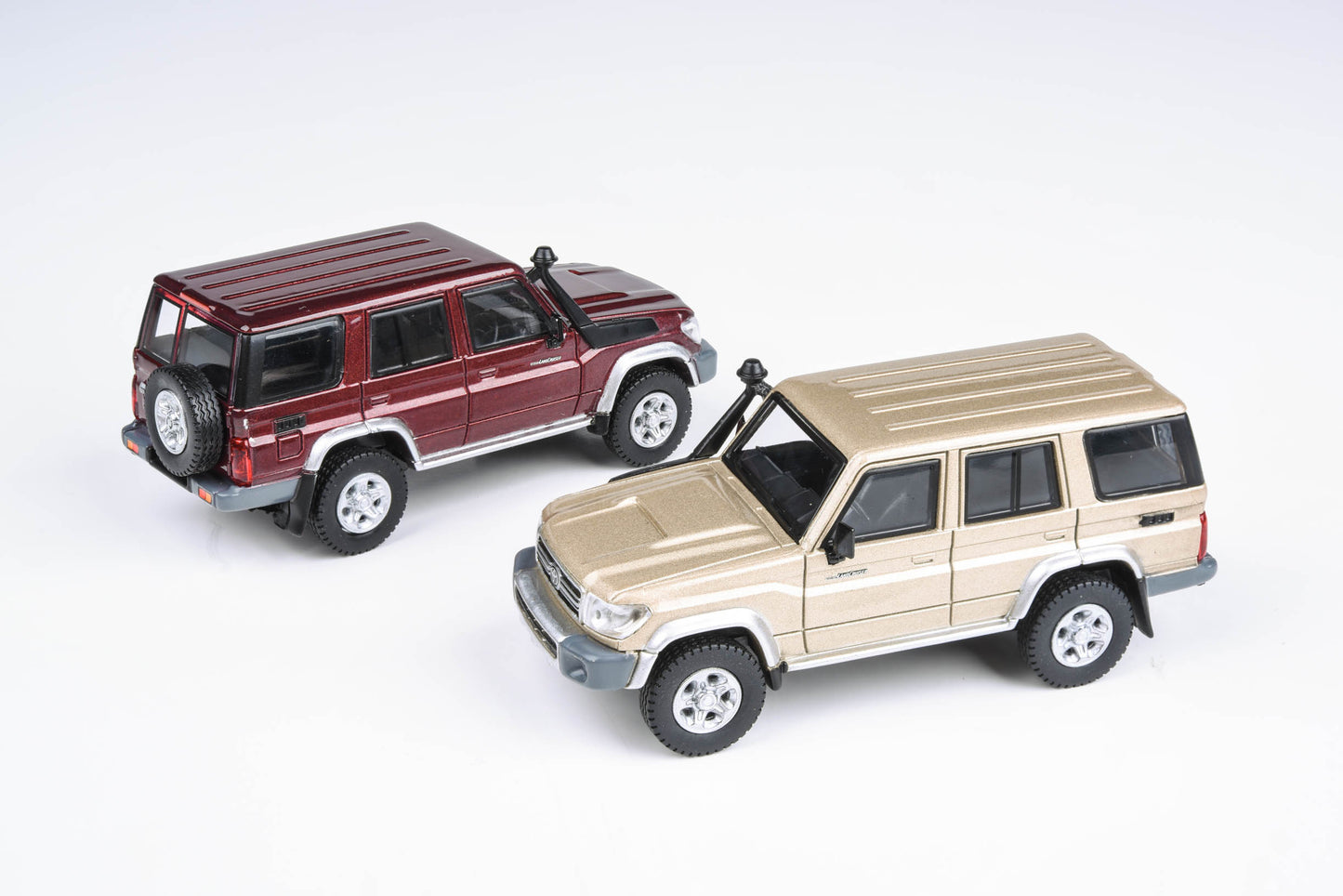 1:64 Toyota 2007 Land Cruiser 76 Merlot Red / Vintage Gold