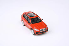 Load image into Gallery viewer, 1:64 BMW X5 Nardo Grey / Toronto Red
