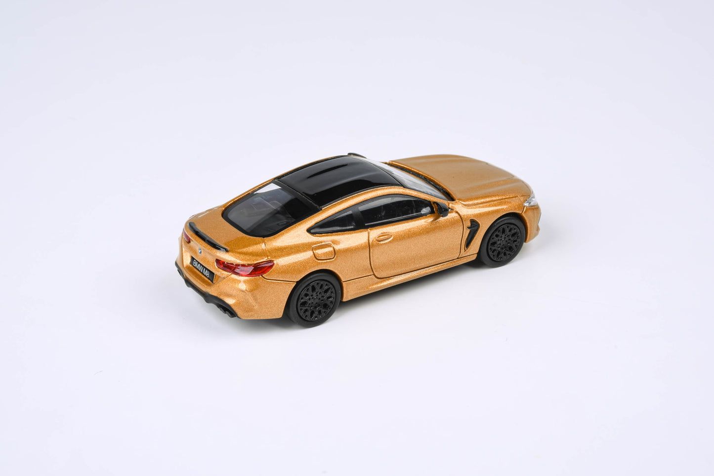 1:64 BMW M8 Ceylon Gold / Java Green