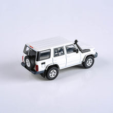 Load image into Gallery viewer, 1:64 Toyota 2007 Land Cruiser 76 French Vanilla / Silver Pearl
