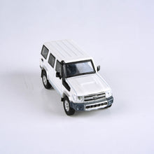 Load image into Gallery viewer, 1:64 Toyota 2007 Land Cruiser 76 French Vanilla / Silver Pearl
