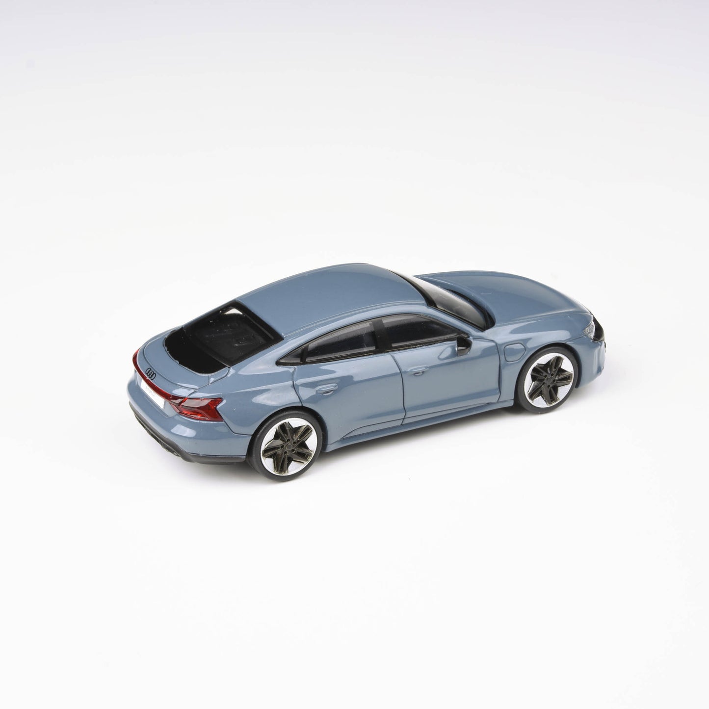 1:64 Audi e-tron GT RS Kemora Grey / Tactical Green