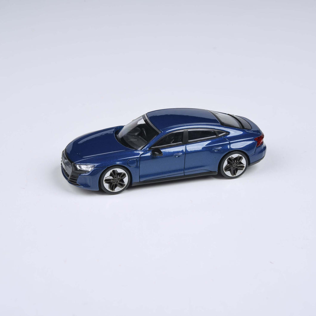 1:64 Audi e-tron GT RS Ascari Blue / Ibis White