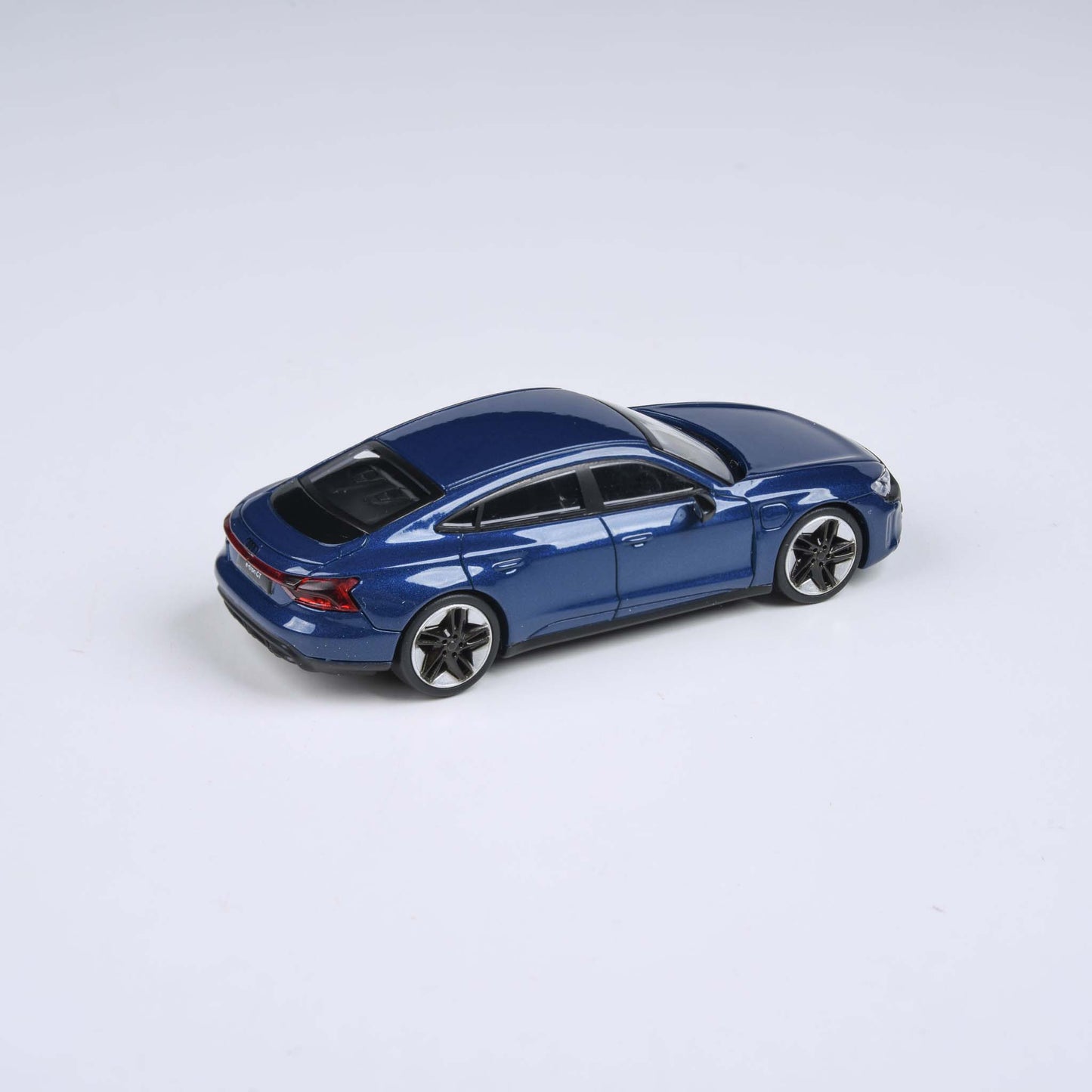 1:64 Audi e-tron GT RS Ascari Blue / Ibis White