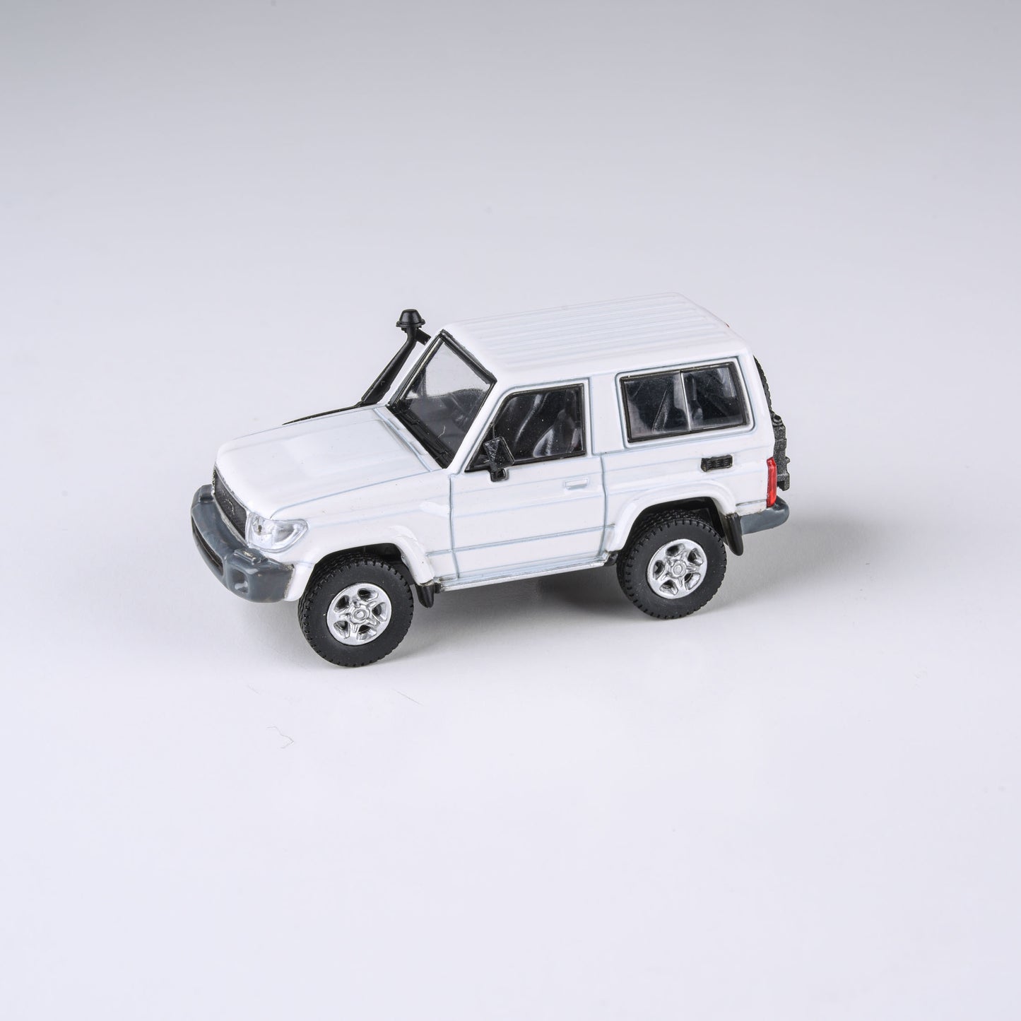 1:64 2014 Toyota Land Cruiser 71 SWB  French Vanilla / Graphite Grey