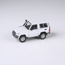 Load image into Gallery viewer, 1:64 2014 Toyota Land Cruiser 71 SWB  French Vanilla / Graphite Grey
