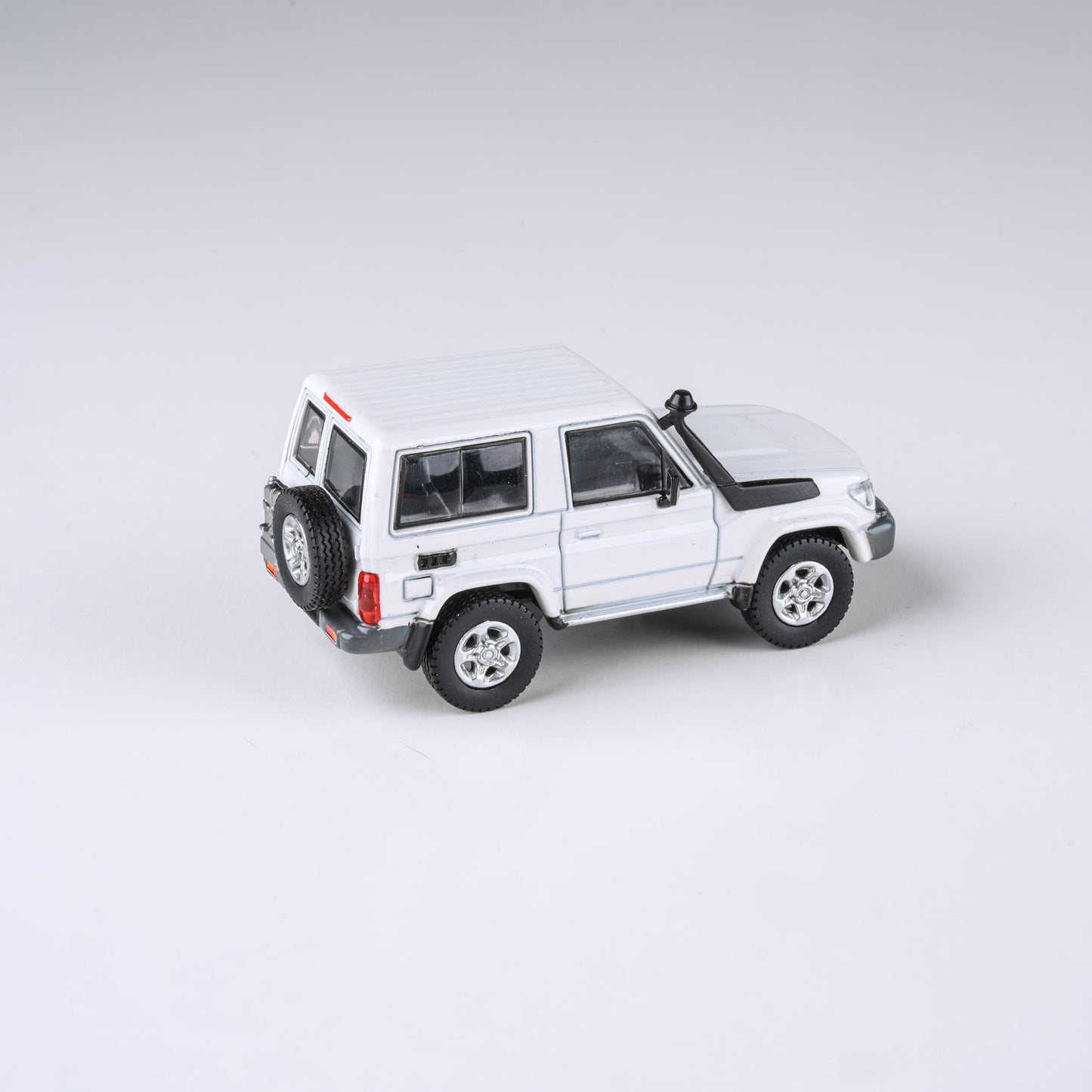 1:64 2014 Toyota Land Cruiser 71 SWB  French Vanilla / Graphite Grey