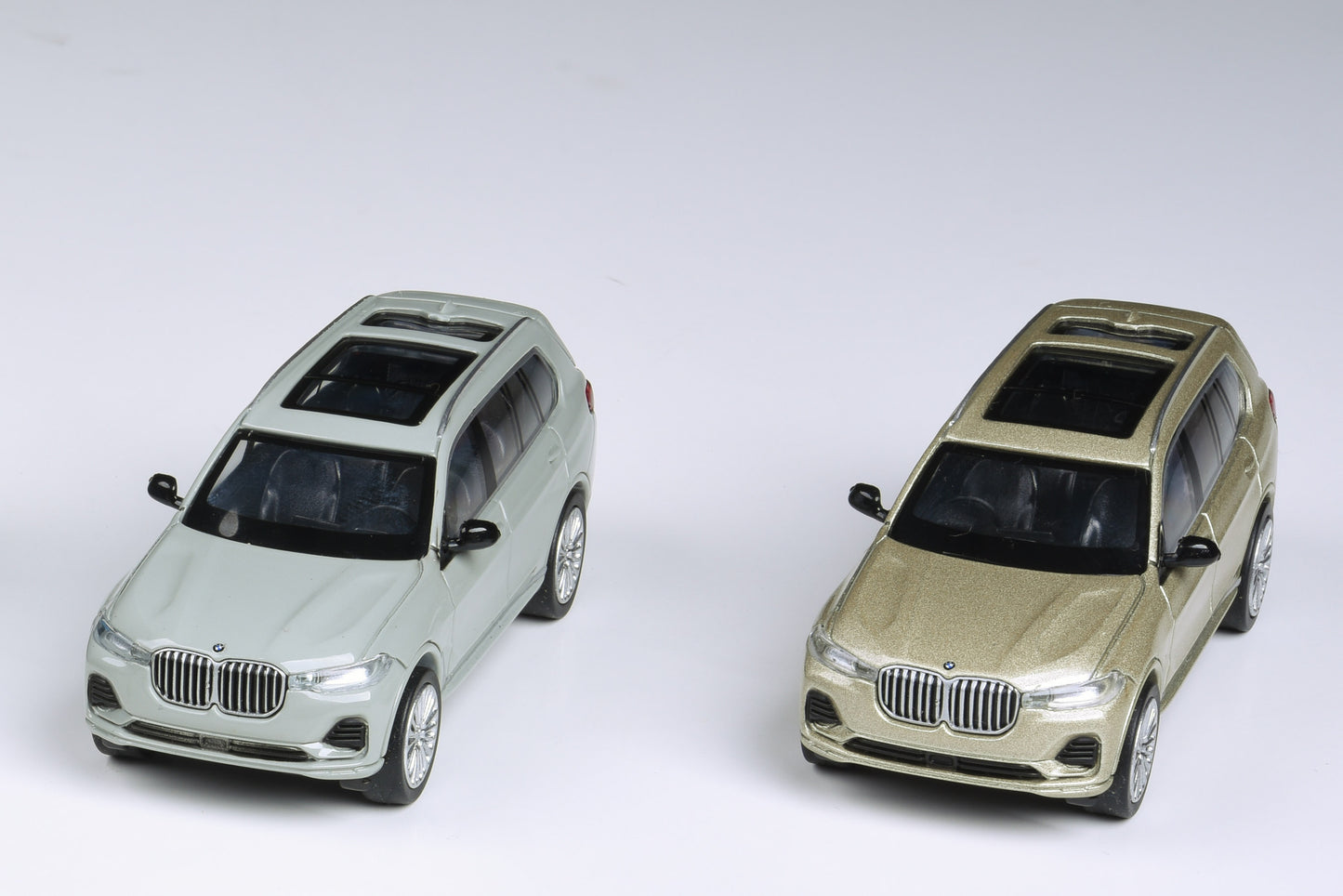 1:64 BMW X7 - Nardo Grey & Sunstone