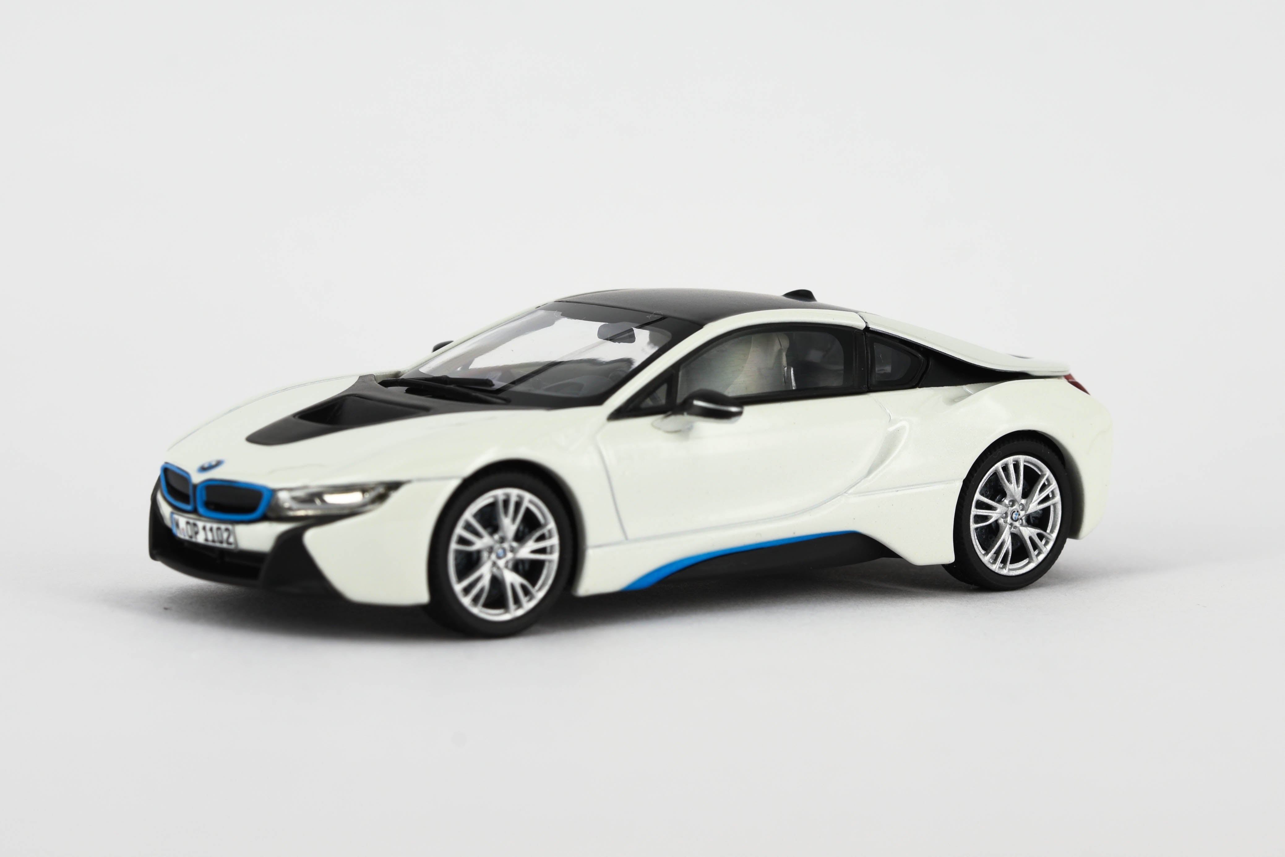 1:18 Scale BMW i8 - Crystal White